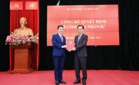 Bộ Giáo dục và Đào tạo công bố các quyết định về công tác nhân sự và khen thưởng