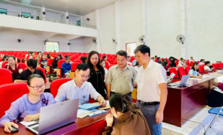 Phân hiệu Đại học Thái Nguyên tại tỉnh Điện Biên rộn ràng chào đón tân sinh viên trúng tuyển đợt bổ sung đến làm thủ tục nhập học